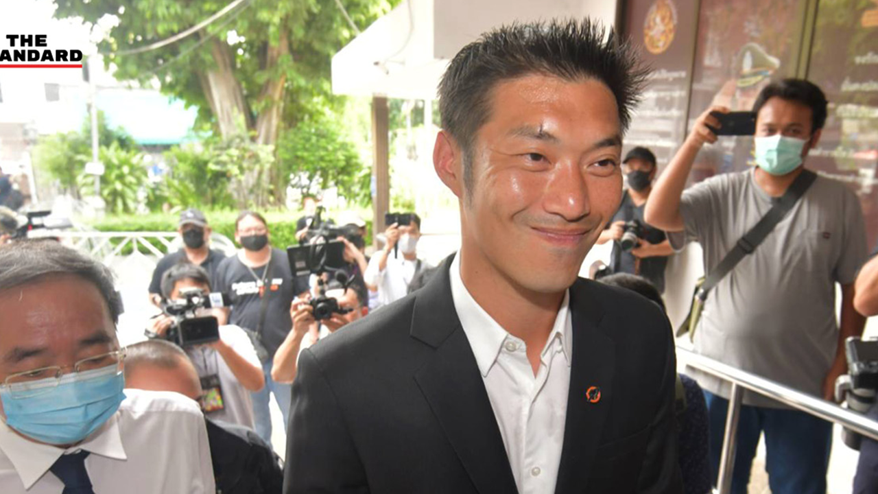 ธนาธร จึงรุ่งเรืองกิจ