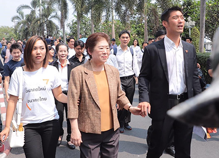 ธนาธร จึงรุ่งเรืองกิจ