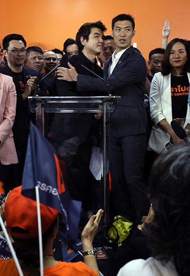 ธนาธร จึงรุ่งเรืองกิจ